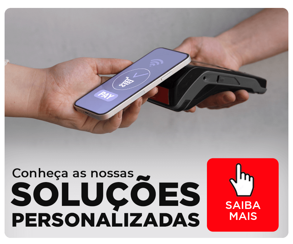 Pessoas fazem transação bancária recuperação de crédito para empresas com as soluções da Mira Recuperadora de Credito